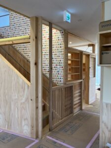 階段格子戸は右にスライドします。左の端に天井まで届く方立を取り付けたら開け閉めが楽になりました。